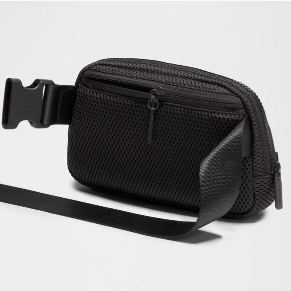Lululemon Everywhere Belt Bag Black Knit Mesh 1L Fanny Pack Crossbody Purse NWT - Picture 3 of 15